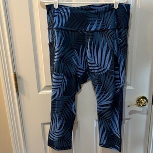 Old navy blue printed legging with pockets and mesh on bottom